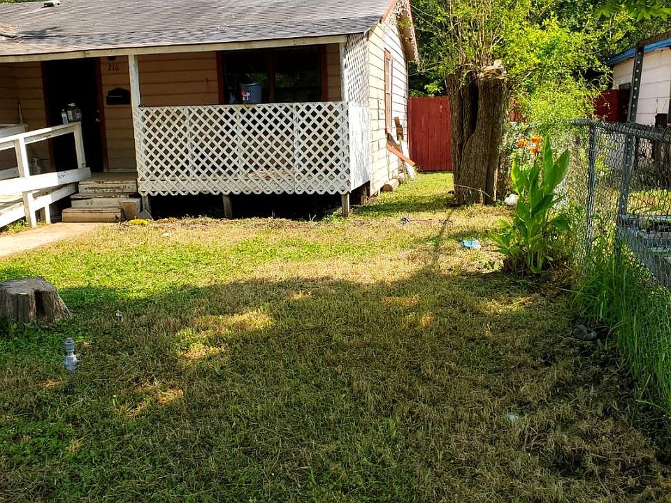 2nd image of 216 Monterrey St
