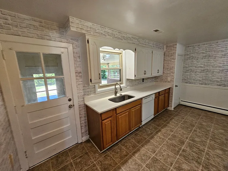 1812 Ashley Dr — Photo 7