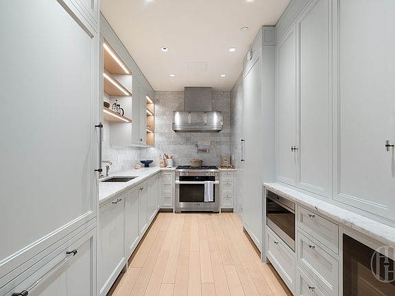 4th image of 164 W 74th St Unit Pha