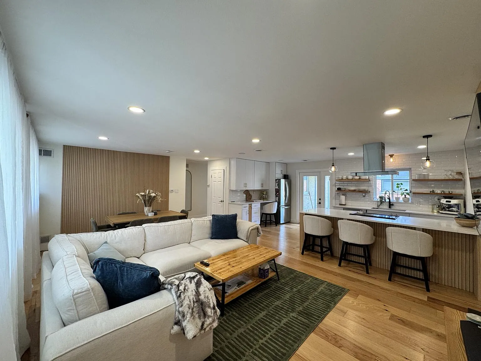 3 bed, 2.0 bath, 1330 sqft, $2,600 — Photo 2