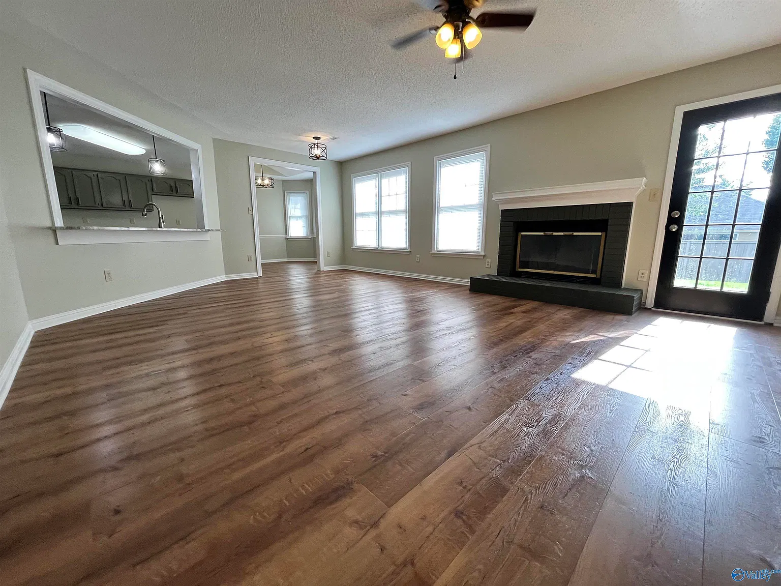 4 bed, 2.0 bath, 1900 sqft, $2,100 — Photo 3