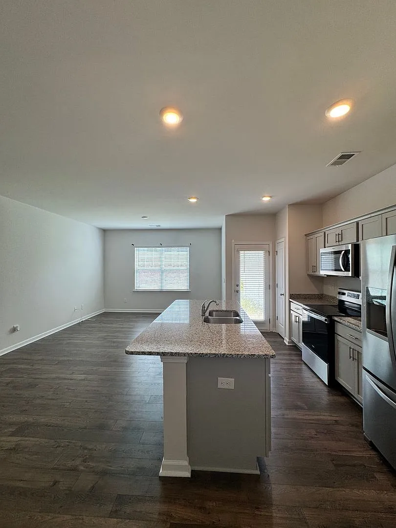 Charming 3BR Townhome in Greer — Photo 2