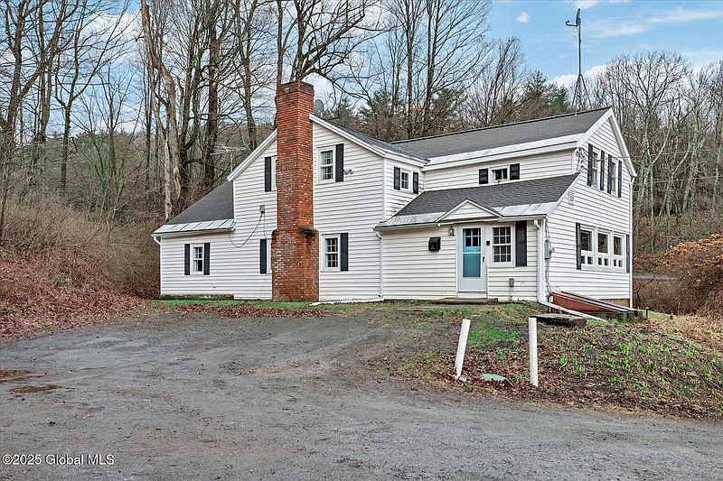 3rd image of 272 Smith Hill Road