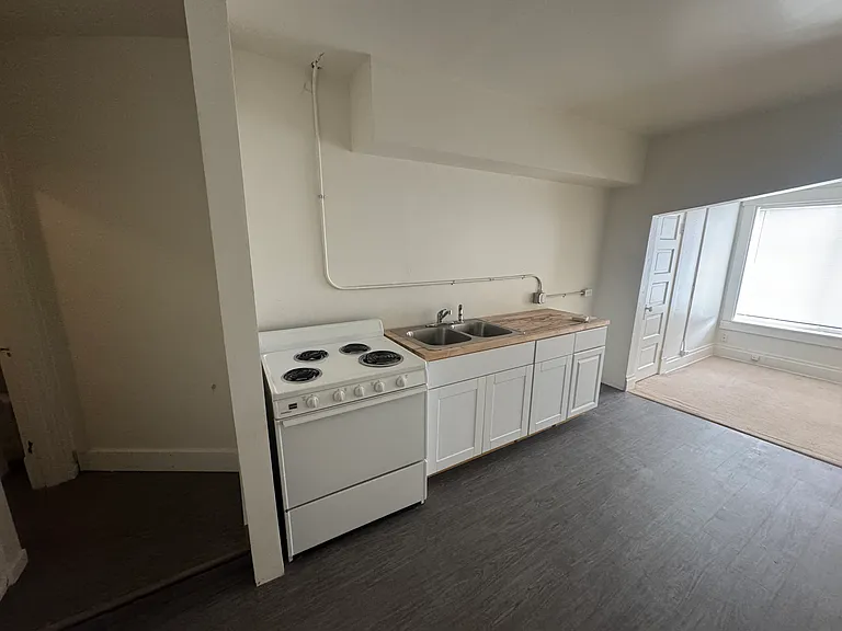 Third Avenue Apartments — Photo 17