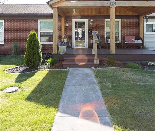 3rd image of 202 Southlawn Dr