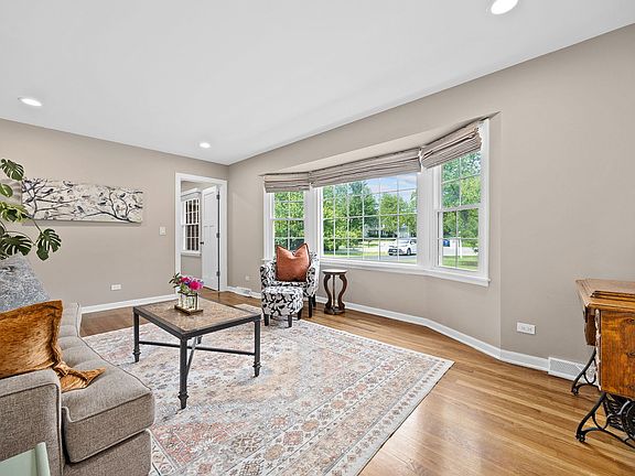 4th image of 27W359 Aspen Ct