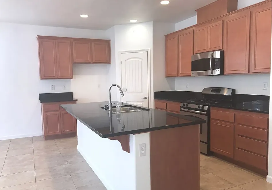 4 bed, 1946 sqft, $3,100 — Photo 4