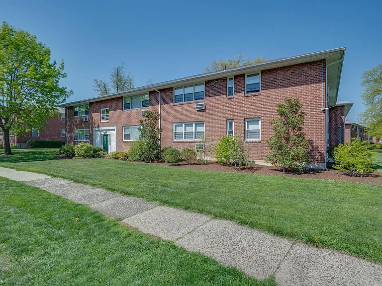Crestwood Lake Apartments — Photo 23
