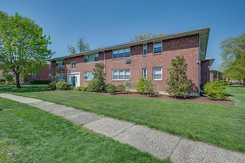 Crestwood Lake Apartments Photo 1