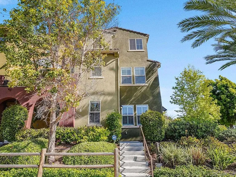 1876 Champagne Ct #5 — Photo 4
