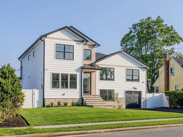 2511 Hyacinth Street, Westbury, NY 11590