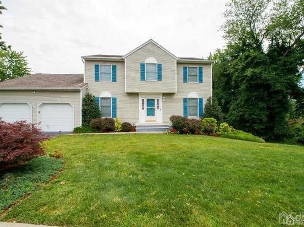 11 Viola Ter, Washington Township, NJ 07676