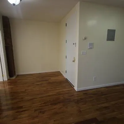 Rented by 4 Points Properties | media 9