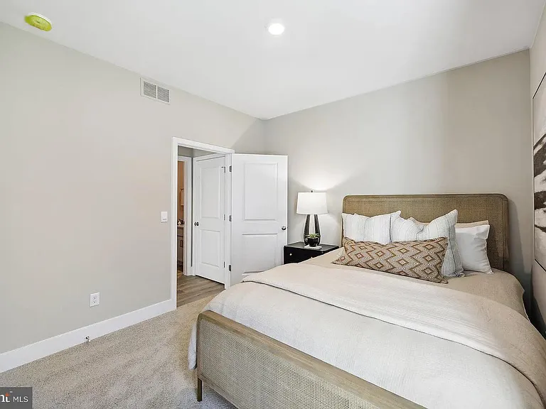 111 Charing Cross Dr — Photo 20