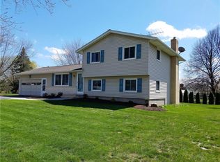 11 Flamingo Dr, Rochester, NY 14624