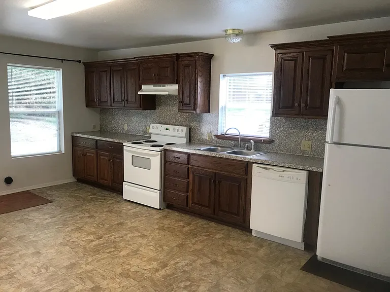 208 E Brandon St — Photo 2