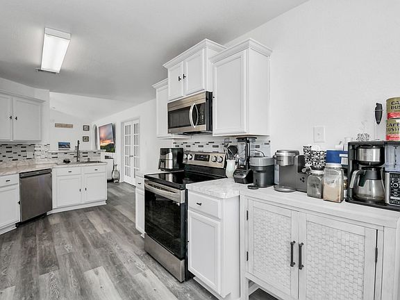 5th image of 985 Lake View Cir W