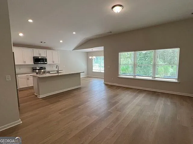3 bed, 2.0 bath, 1495 sqft, $2,200 — Photo 2