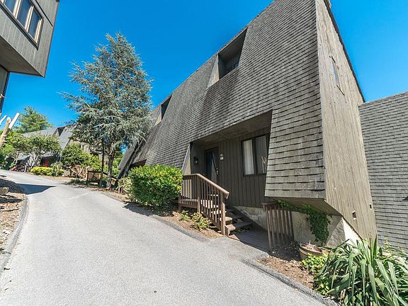 2nd image of 128 View Bend St #128