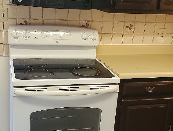 2nd image of 1277 S Hooker St