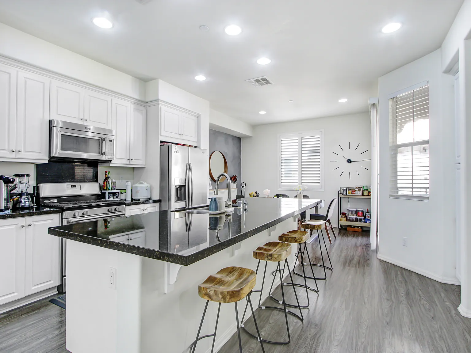 3 bed, 2.5 bath, 1497 sqft, $3,200 — Photo 3