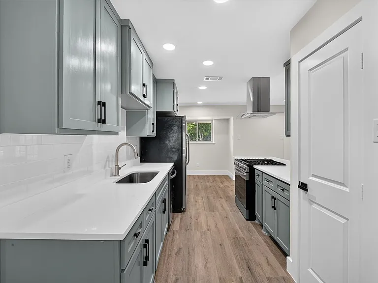 913 Russell Ln — Photo 6