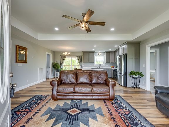 5th image of 106 Blaine Ln
