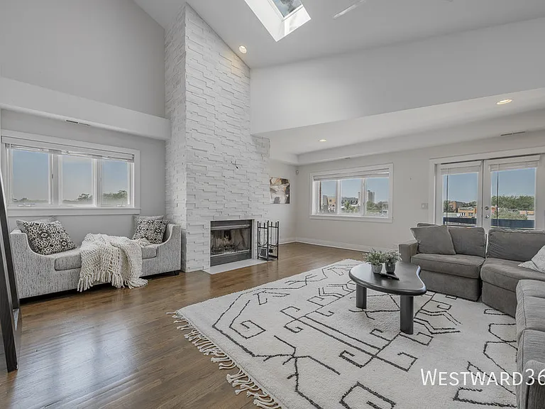 2033 W Superior St #4W — Photo 1