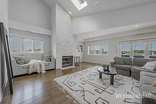 2033 W Superior St #4W Photo 1