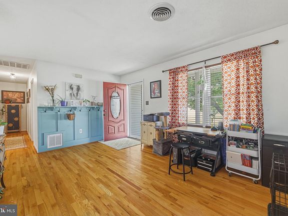 3rd image of 102 Honey Creek Cir