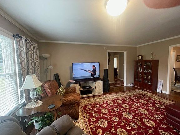 3rd image of 302 Franklin Dr