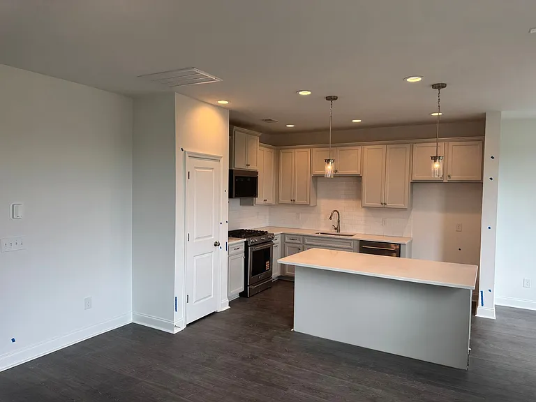 102 Hawthorne Landing Dr — Photo 2