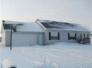 409 Sunrise Cir, Garretson, SD 57030