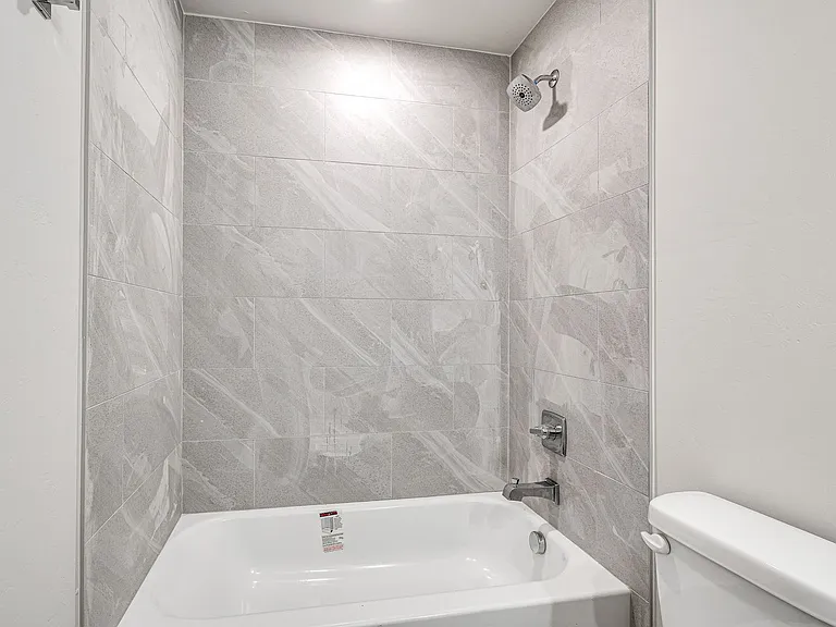 610 W 2nd St #100 — Photo 30