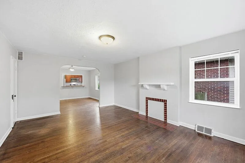 1 bed, 1.0 bath, 900 sqft, $995 — Photo 3