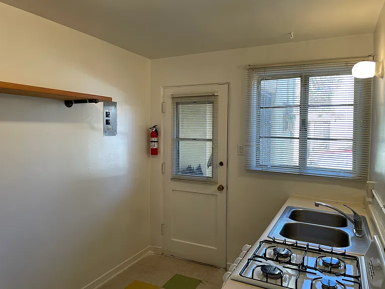 Charming & Totally Updated 1 Bedroom Apartment Downtown — Photo 8