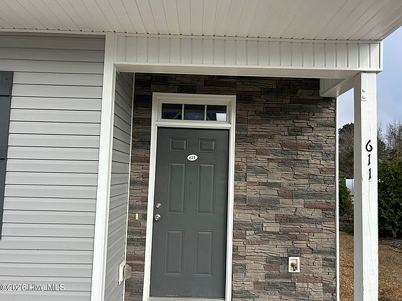 3rd image of 611 Windsurfing Ln