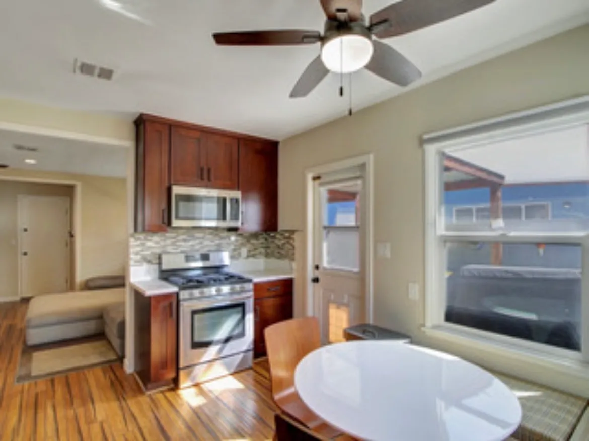 3 bed, 1123 sqft, $4,200 — Photo 4