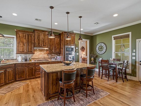 4th image of 202 Pinehurst Cir
