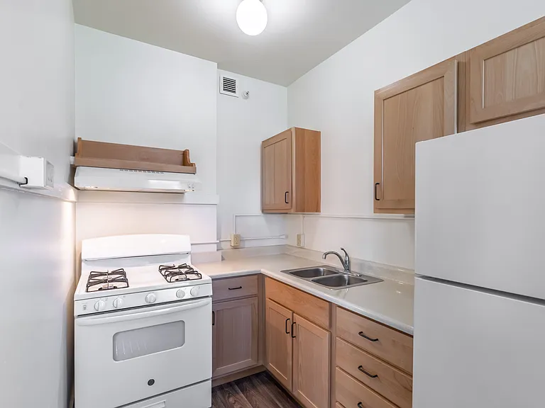 Cambridge Apartments — Photo 7