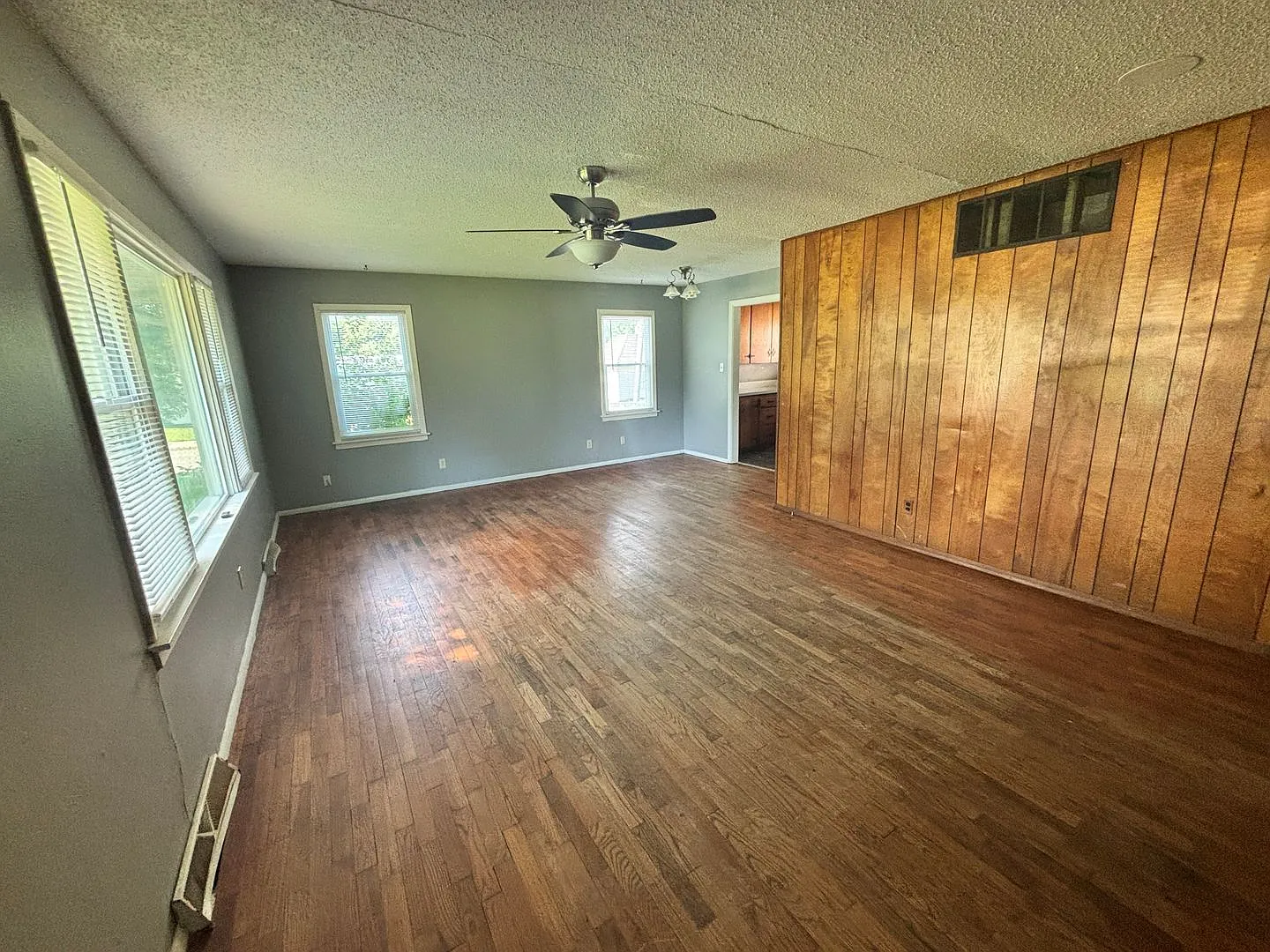Charming 3 bed 1 bath with garage in quiet neighborhood! — Photo 3