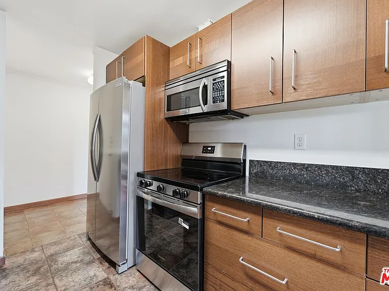 100 S Doheny Dr #213 — Photo 16