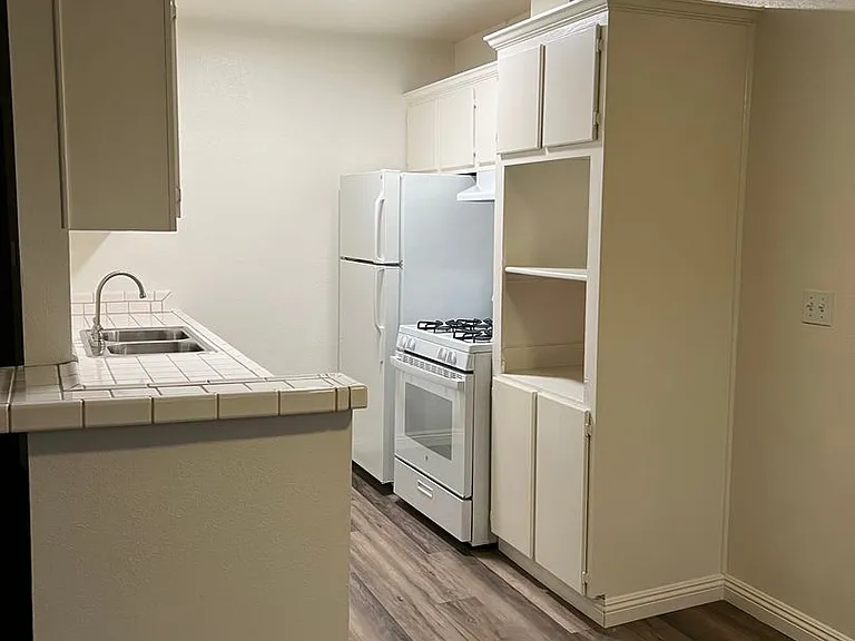 Hollywood Villa Apts. — Photo 19