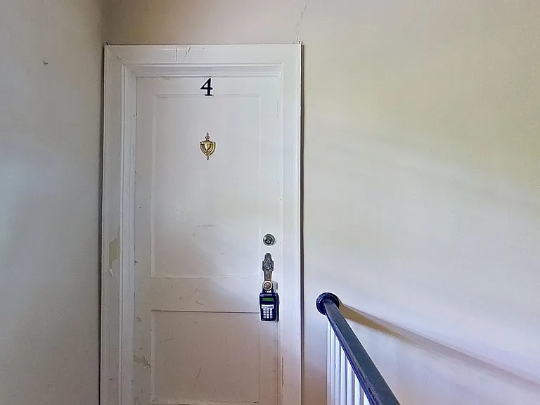 charming 2-bedroom, 1-bath upstairs rental — Photo 2