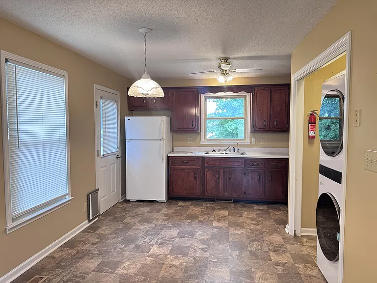 357 Erie Dr — Photo 5