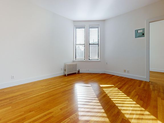 5th image of 240 Waverly Pl APT 31
