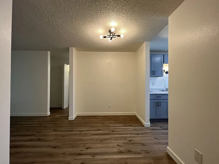 Spacious Corner Apartment with Three Bedrooms, Open Living Space & Modern Kitchen — Photo 9