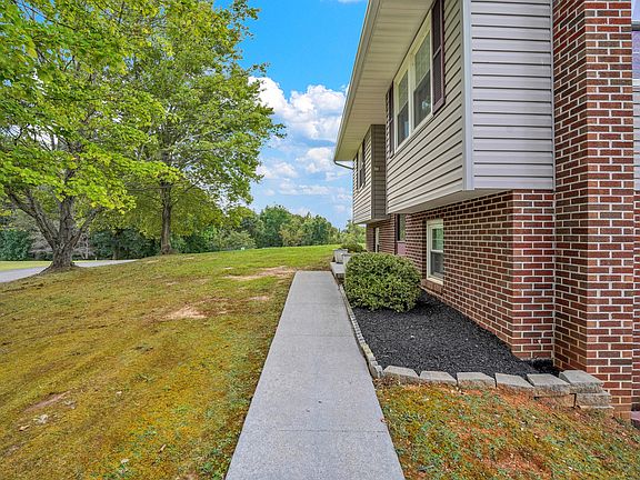 5th image of 244 Hillcrest Estates Loop