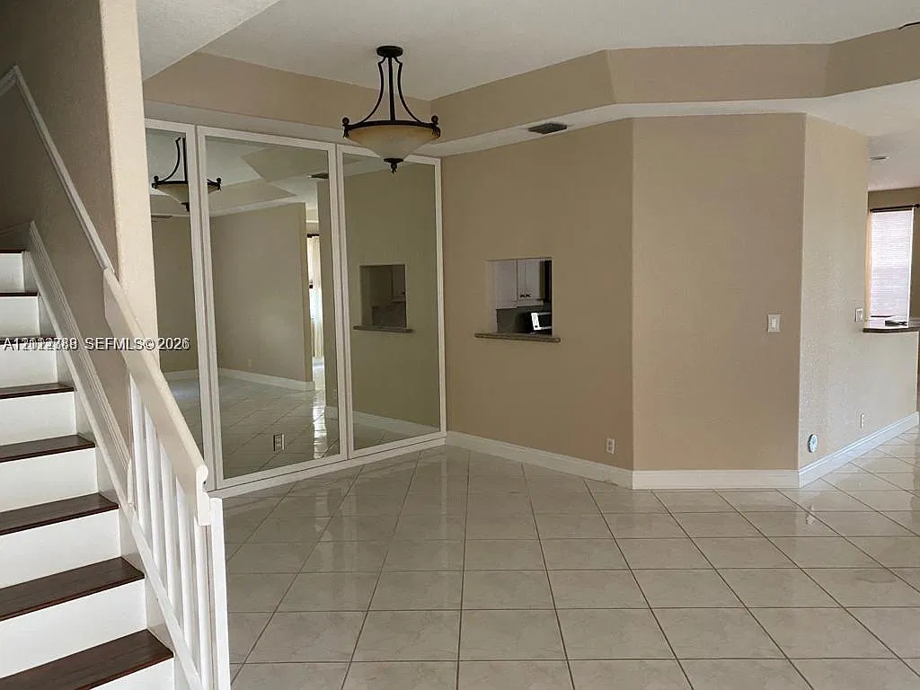 Royal Palm Village — Photo 4
