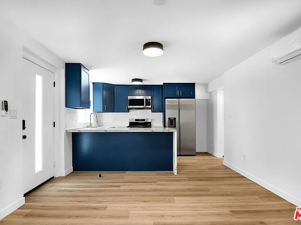 1021 N Genesee Ave #11